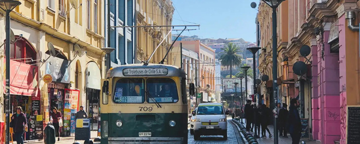 Valparaiso-chile-street-life.jpg